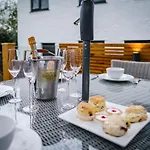 Rockside - Luxury 1 Bedroom With Hot Tub, Location, Parking And Pet Friendly