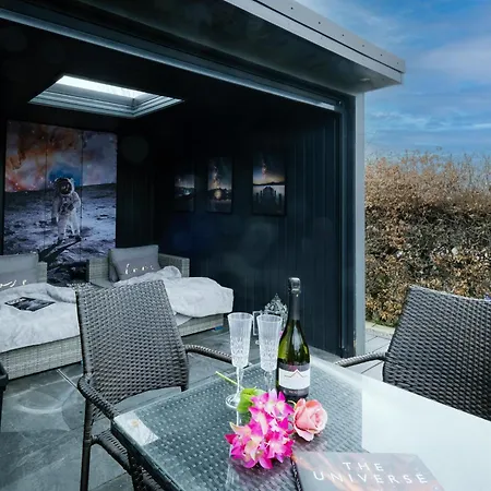 Rockside - Luxury 1 Bedroom With Hot Tub, Location, Parking And Pet Friendly