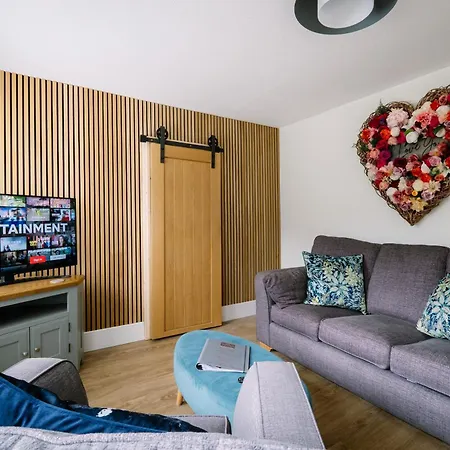 Rockside - Luxury 1 Bedroom With Hot Tub, Location, Parking And Pet Friendly Holiday home *