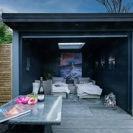 Feriehus Rockside - Luxury 1 Bedroom With Hot Tub, Location, Parking And Pet Friendly *