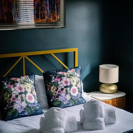 Rockside - Luxury 1 Bedroom With Hot Tub, Location, Parking And Pet Friendly *