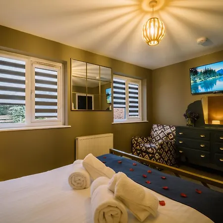 Rockside - Luxury 1 Bedroom With Hot Tub, Location, Parking And Pet Friendly