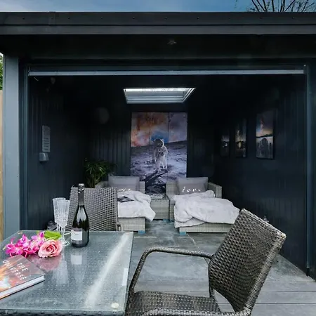 Rockside - Luxury 1 Bedroom With Hot Tub, Parking, Pet Friendly And Use Of Off Site Pool And Gym Facilties *