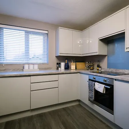 Rockside - Luxury 1 Bedroom With Hot Tub, Parking, Pet Friendly And Use Of Off Site Pool And Gym Facilties