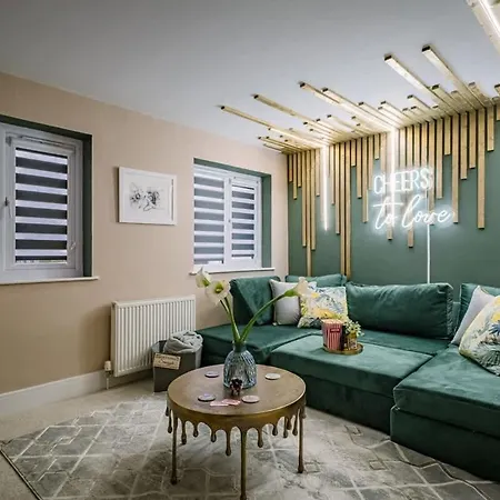 Rockside - Luxury 1 Bedroom With Hot Tub, Parking, Pet Friendly And Use Of Off Site Pool And Gym Facilties Windermere
