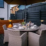 Rockside - Luxury 1 Bedroom With Hot Tub, Location, Parking And Pet Friendly 度假居