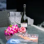 Rockside - Luxury 1 Bedroom With Hot Tub, Location, Parking And Pet Friendly 度假居
