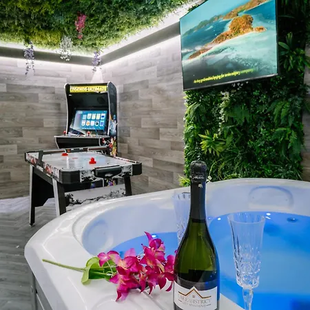 Rockside - Luxury 1 Bedroom With Hot Tub, Location, Parking And Pet Friendly Ferienhaus *