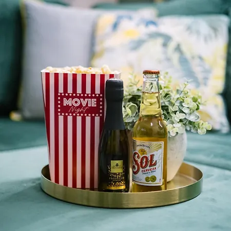 Rockside - Luxury 1 Bedroom With Hot Tub, Location, Parking And Pet Friendly