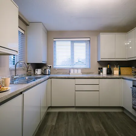 Rockside - Luxury 1 Bedroom With Hot Tub, Location, Parking And Pet Friendly Ferienhaus *